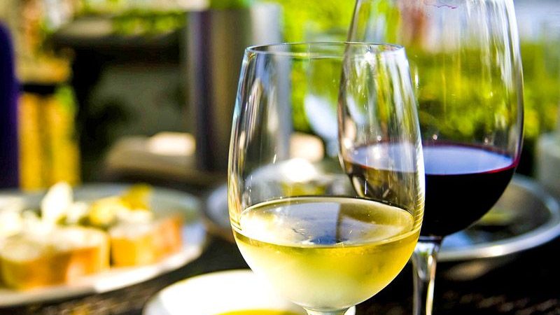 Tudo o que você precisa saber para escolher o vinho certo para um primeiro encontro