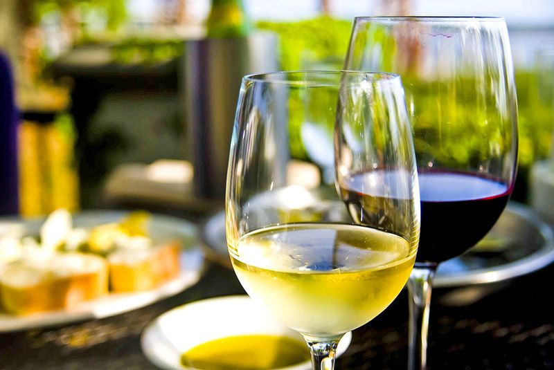 Tudo o que você precisa saber para escolher o vinho certo para um primeiro encontro
